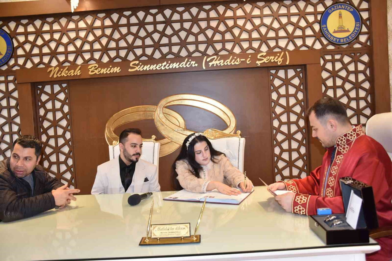 ŞAHİNBEY BELEDİYESİ NİKAH MEMURLUĞU, 2025 YILININ SON NİKAHINI KIYARAK BİR YILI DAHA REKORLA...