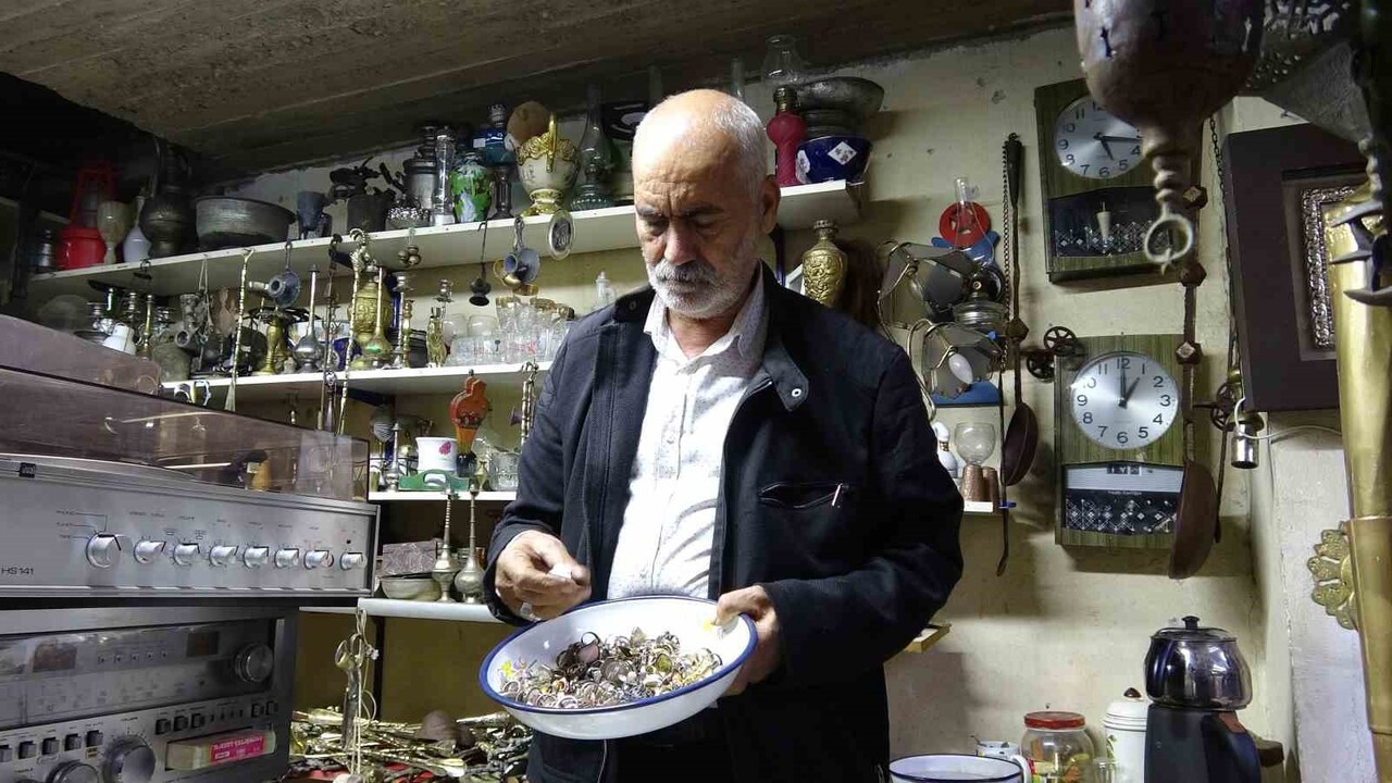 ŞAHİNBEY İLÇESİ ŞEKEROĞLU MAHALLESİ'NDEKİ DÜKKANINDA ÇOCUKLUK YILLARINDA BABASI İLE HURDACILIK...