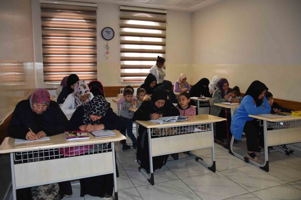 ŞAHİNBEY İLÇESİNDE OKUMA YAZMA KURSUNA İLGİ YOĞUN