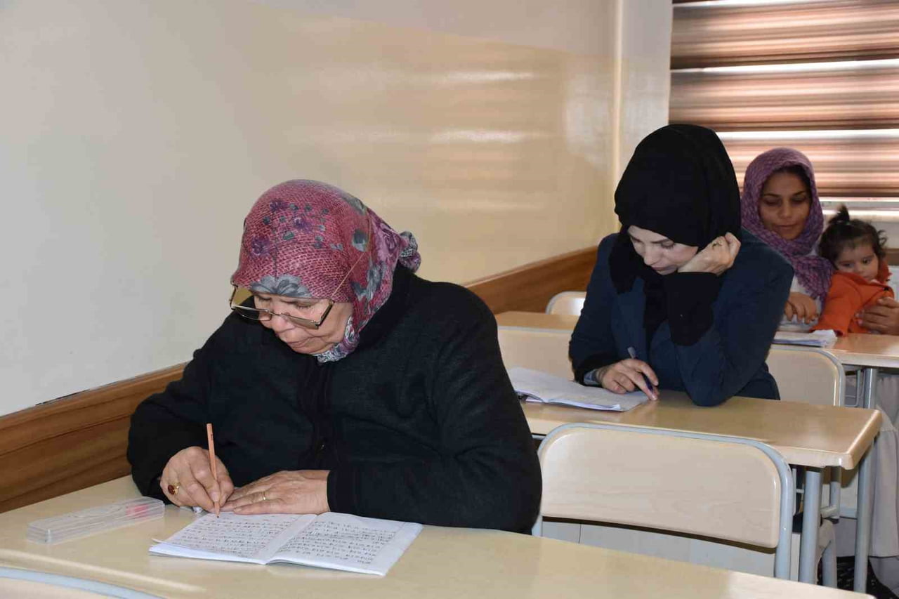 ŞAHİNBEY İLÇESİNDE OKUMA YAZMA KURSUNA İLGİ YOĞUN