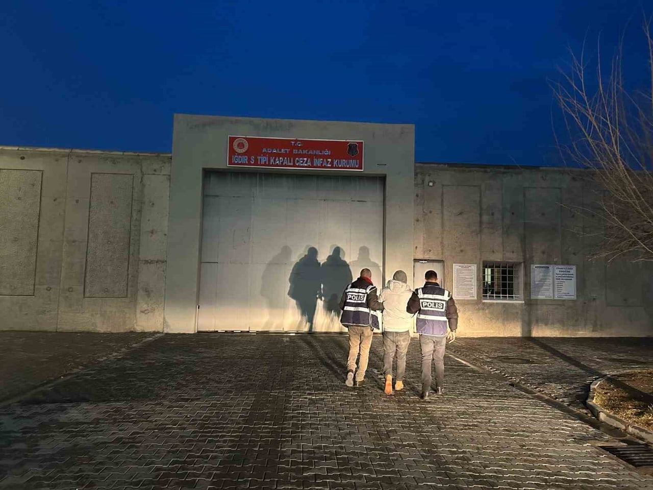 ŞAHIS, EMNİYETTEKİ İŞLEMLERİNİN TAMAMLANMASININ ARDINDAN SEVK EDİLDİĞİ ADLİ MAKAMLARCA...