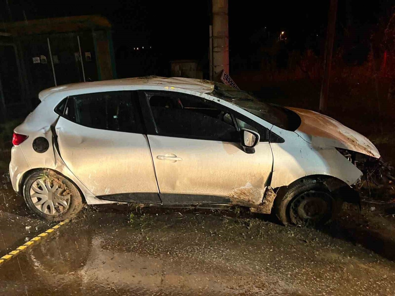 SAKARYA'DA TAKLA ATAN OTOMOBİLDE SIKIŞAN SÜRÜCÜ YARALANDI