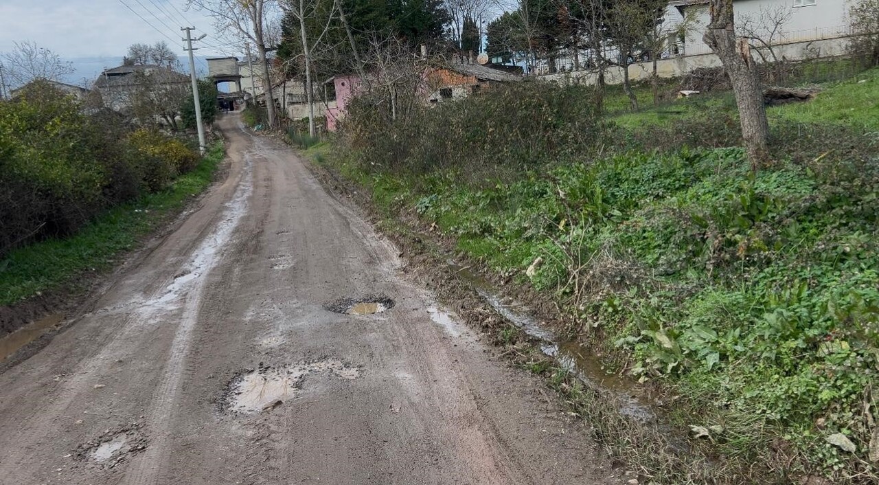 SAKARYA'NIN KAYNARCA İLÇESİNDE YAKLAŞIK 40 HANENİN YAŞADIĞI MAHALLENİN ÇAMURLU VE TOPRAK YOLU...