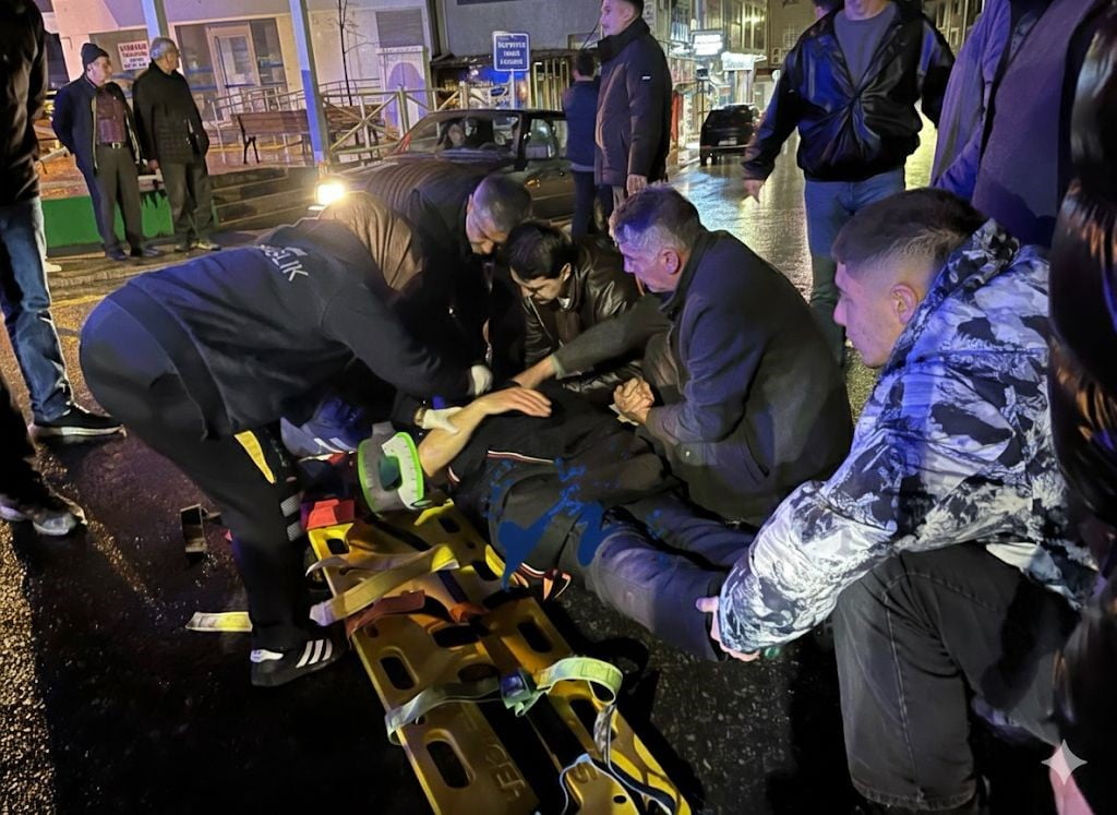 SAKARYA'NIN KAYNARCA İLÇESİNDE YOLUN KARŞISINA GEÇMEYE ÇALIŞAN YAYA, OTOMOBİLİN ÇARPMASI SONUCU...