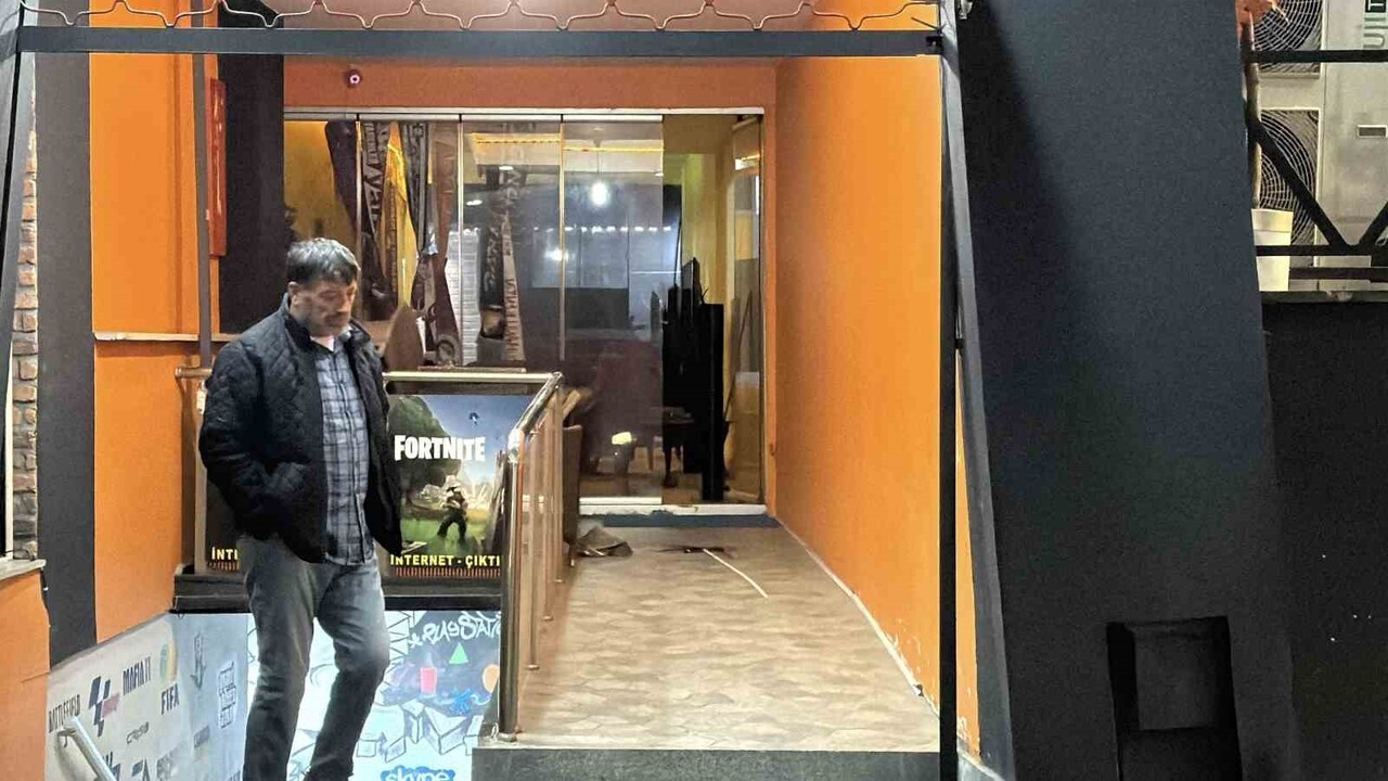 SAKARYA'NIN SERDİVAN İLÇESİNDE İKİ ESNAF ARASINDA ÇIKAN SİLAHLI KAVGADA BİR KİŞİ HAYATINI...