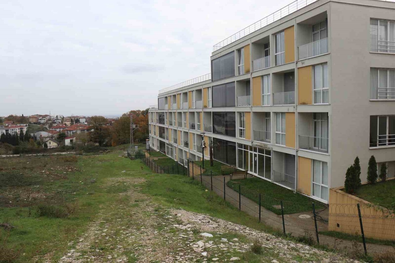 SAKARYA'NIN SERDİVAN İLÇESİNDE YAPI KULLANIM İZNİ OLMADIĞI VE YURT OLARAK KULLANILDIĞI...