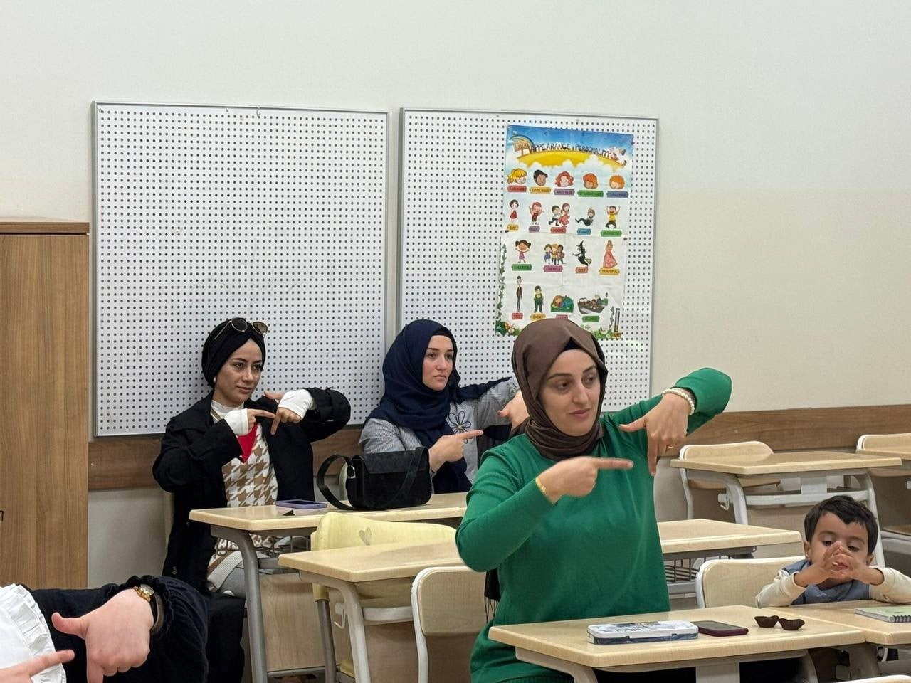 SAKARYA BÜYÜKŞEHİR BELEDİYESİ TARAFINDAN DÜZENLENEN TÜRK İŞARET DİLİ KURSU BAŞARIYLA...