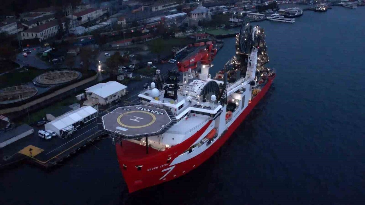 SAKARYA GAZ SAHASINDA FAZ 2 ÇALIŞMALARINDA DENİZALTINA BORU HATTI KURACAK SEVEN VEGA HAVADAN...