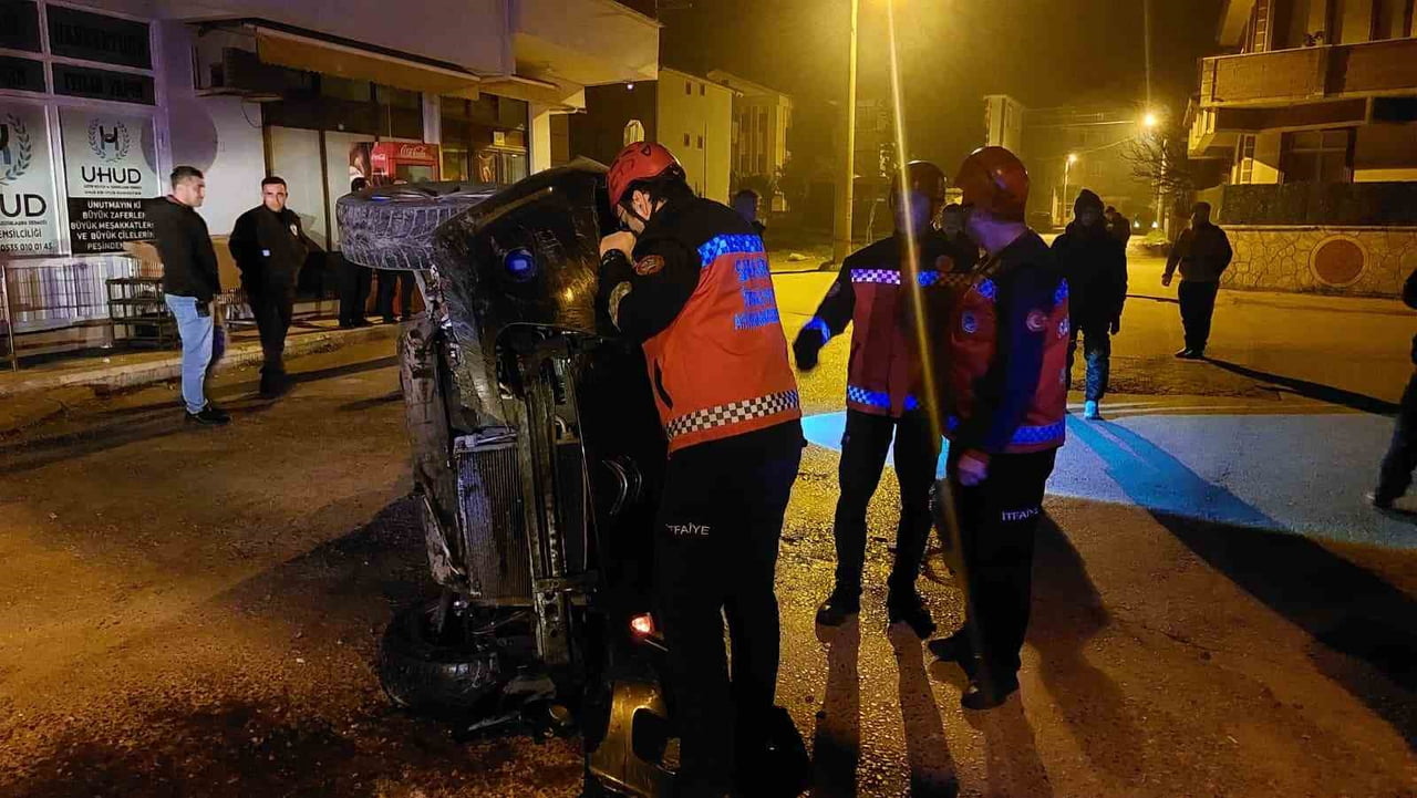 SAKARYA’NIN AKYAZI İLÇESİNDE GAZ PEDALININ TAKILI KALMASI NETİCESİNDE HIZLANAN OTOMOBİL, BETON...