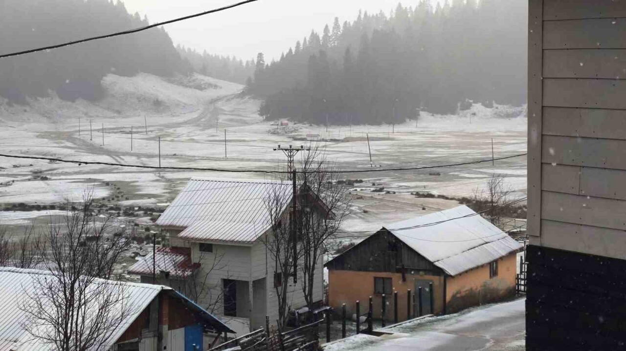 SAKARYA’NIN HENDEK İLÇESİNDE BULUNAN ÇİĞDEM YAYLASI, GECE SAATLERİNDE BAŞLAYAN KAR YAĞIŞININ...