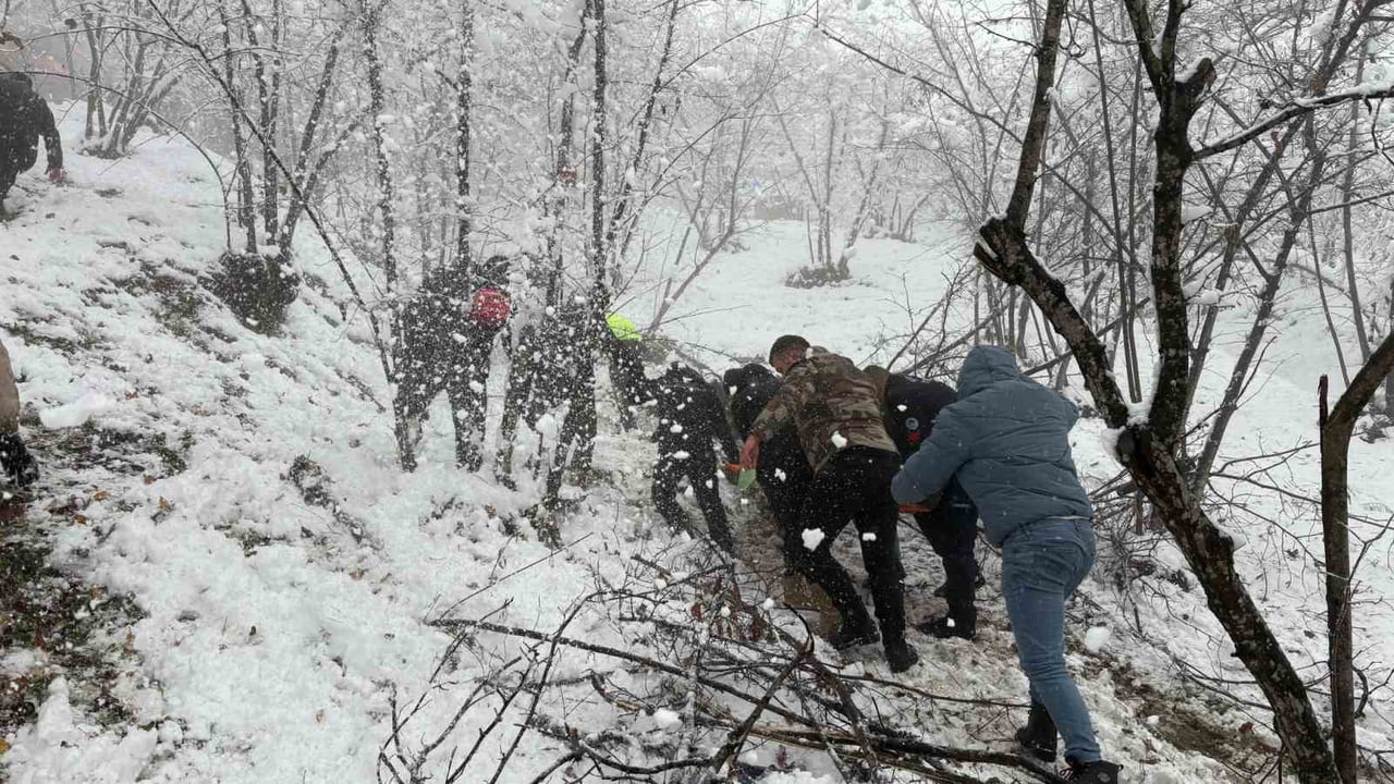 SAKARYA’NIN HENDEK İLÇESİNDE KONTROLDEN ÇIKAN OTOMOBİL, ŞARAMPOLE DEVRİLDİ. MEYDANA GELEN KAZADA 3...