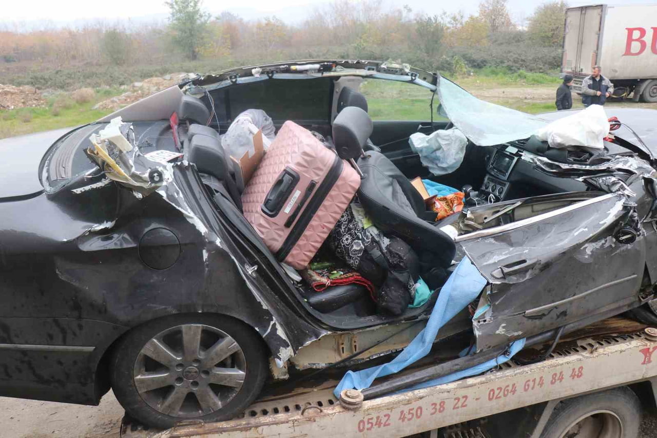SAKARYA’NIN HENDEK İLÇESİNDE YABANCI PLAKALI BİR OTOMOBİLİN, TIRA ARKADAN ÇARPMASI SONUCUNDA...