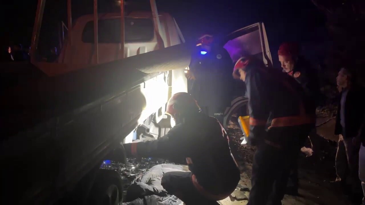 SAKARYA’NIN PAMUKOVA İLÇESİNDE PANELVAN İLE KAMYONETİN ÇARPIŞMASI NETİCESİNDE MEYDANA GELEN TRAFİK...