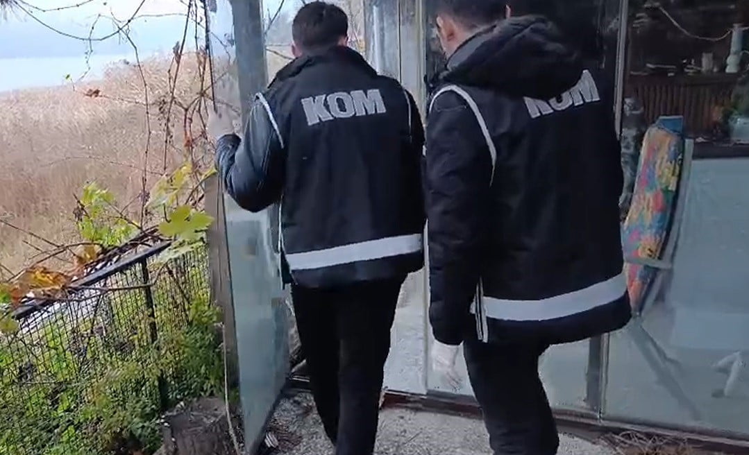 SAKARYA’NIN SERDİVAN İLÇESİNDE İÇKİ İMALATI YAPILDIĞI TESPİT EDİLEN İKAMETE DÜZENLENEN BASKINDA...