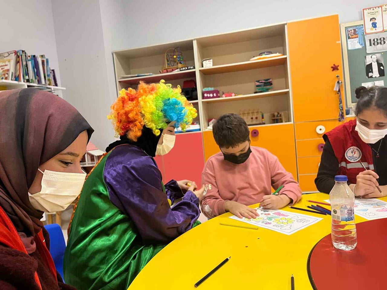 SAKARYA ÜNİVERSİTESİ ÖĞRENCİLERİNİN GÖREV ALDIĞI "HASTANE OKUL PROJESİ", HASTANELERDE TEDAVİ GÖREN...