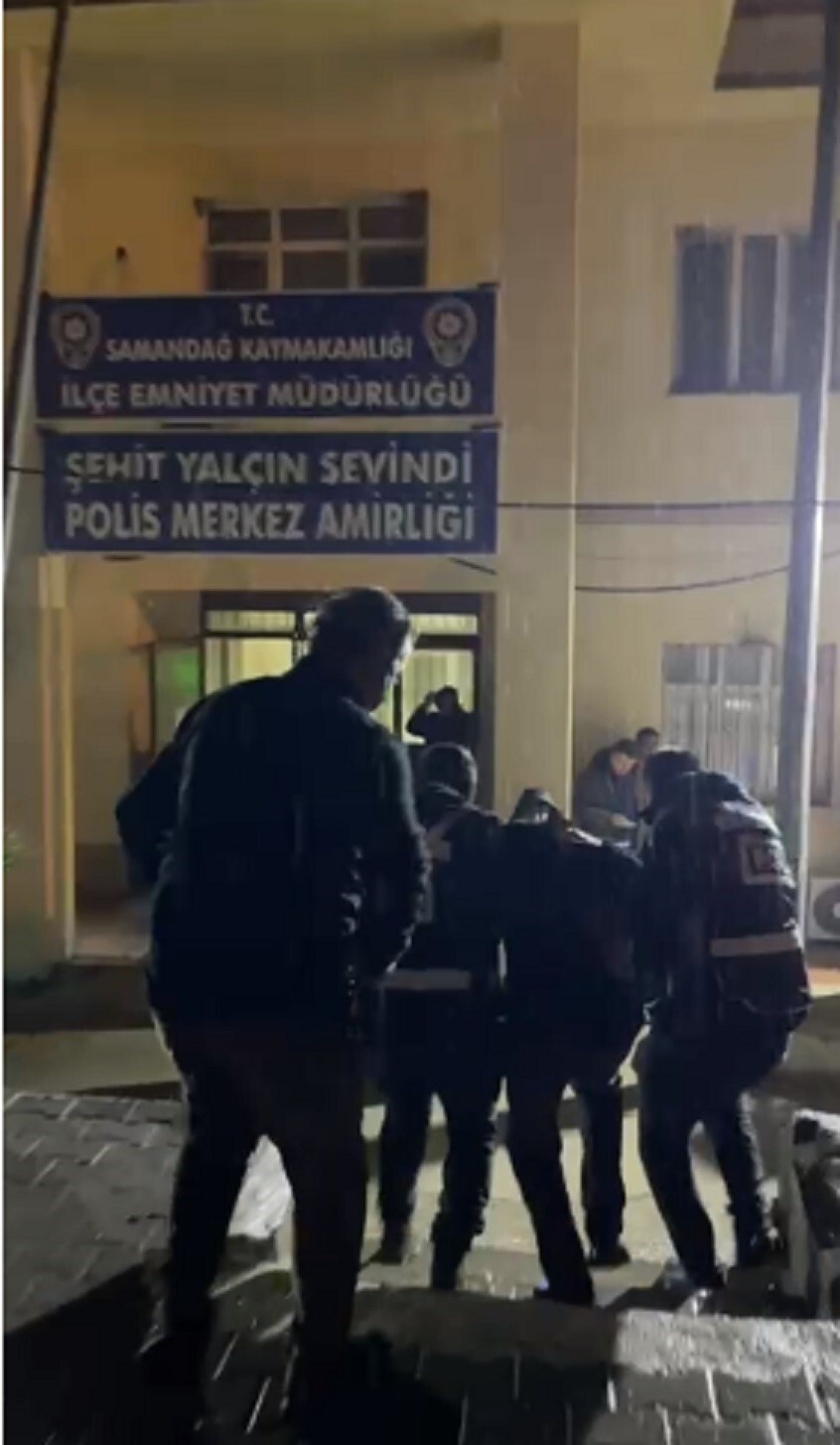 SAMANDAĞ’DA UYUŞTURUCU MADDE SATICILARI TUTUKLANDI