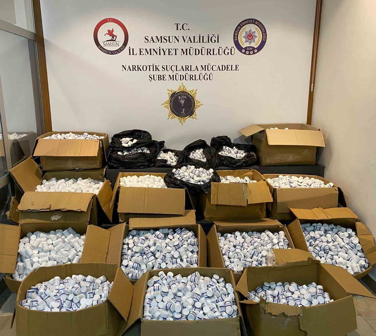SAMSUN'DA PEŞ PEŞE GİDEN 3 ARAÇTAN 350 BİN UYUŞTURUCU HAP ELE GEÇİRİLDİ