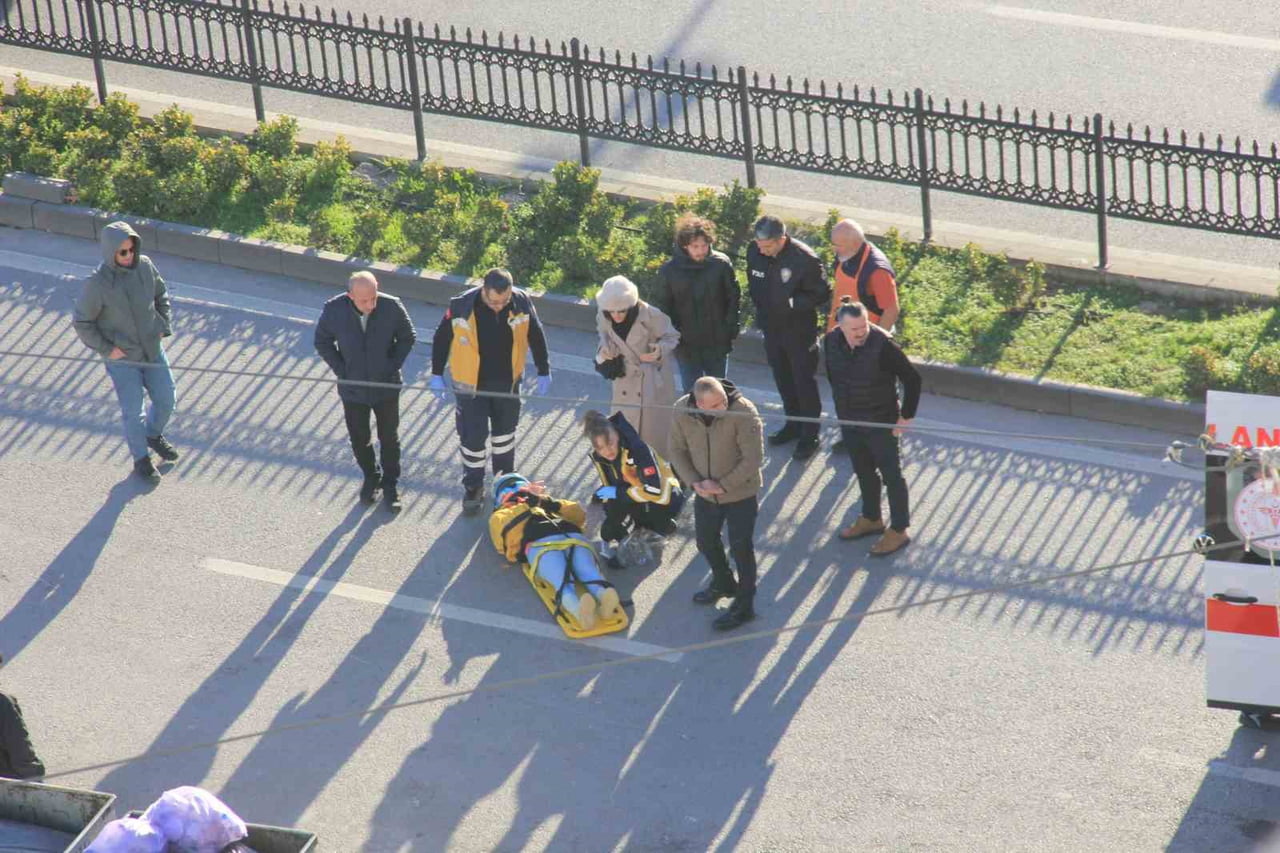 SAMSUN'DA PİKAP İLE MOTOSİKLETİN ÇARPIŞTIĞI KAZADA KADIN SÜRÜCÜ YARALANIRKEN, KAZAYA KARIŞAN PİKAP...