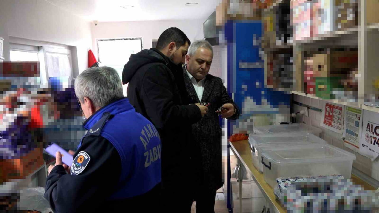 SAMSUN'UN ATAKUM BELEDİYESİ ZABITA EKİPLERİ, ÖĞRENCİLERİN SAĞLIKLI VE GÜVENLİ GIDAYA ULAŞMASI İÇİN...