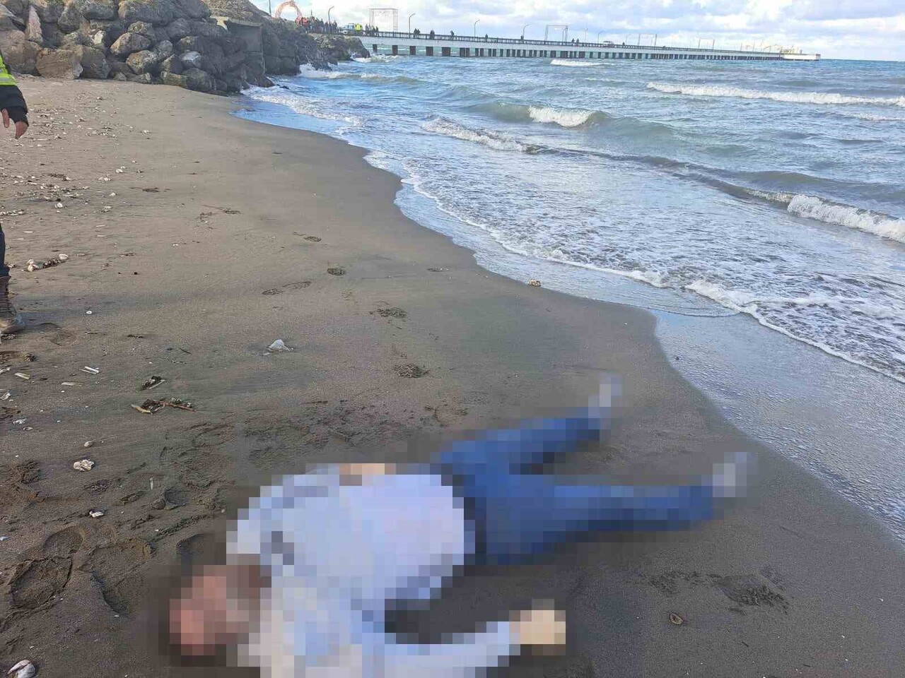SAMSUN'UN ATAKUM İLÇESİNDE DENİZE DÜŞEN BİR KİŞİNİN CANSIZ BEDENİ DALGIÇ POLİSLER TARAFINDAN...