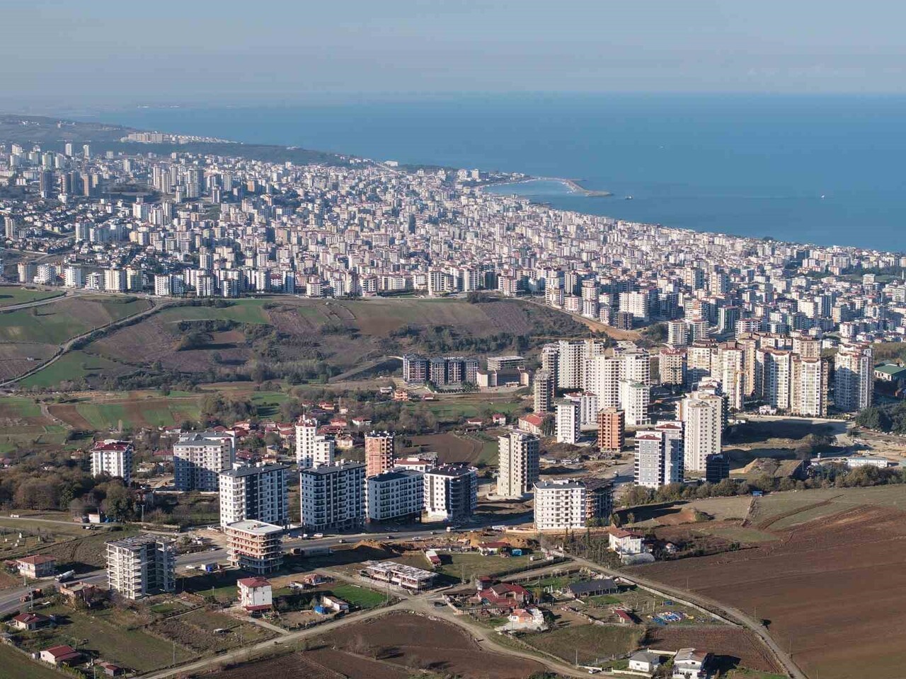 SAMSUN'UN ATAKUM İLÇESİNDE SON YILLARDA HIZLA ARTAN DİKEY YAPILAŞMA, GÜVENLİ KENTLEŞME AÇISINDAN...