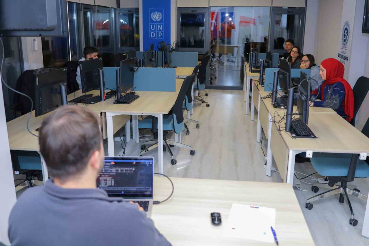 SAMSUN BÜYÜKŞEHİR BELEDİYESİ TARAFINDAN HAYATA GEÇİRİLEN PETEK GENÇ’İN İÇERİSİNDE BULUNAN DİJİTAL...