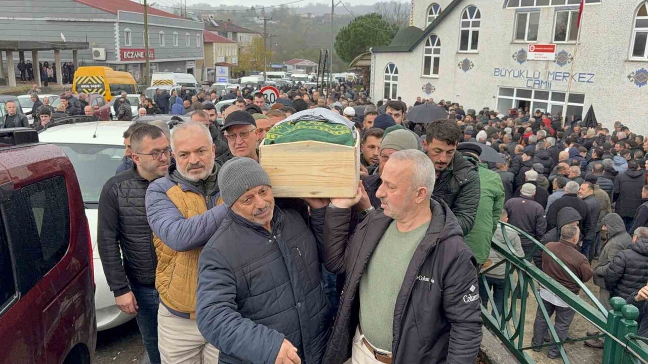 SAMSUN’DA AHIRIN ÖNÜNDE ÇALIŞAN SİLAJ MAKİNESİNİN ŞAFTINA KOLUNU KAPTIRARAK HAYATINI KAYBEDEN 10...