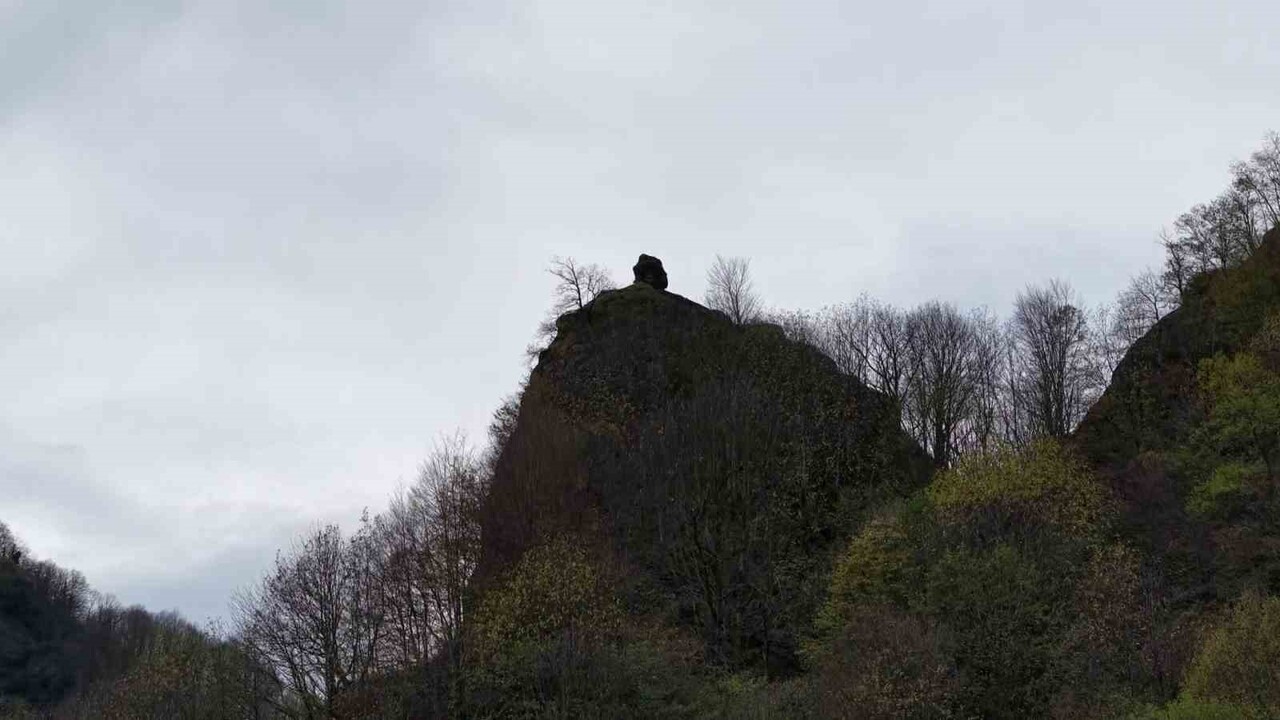 SAMSUN’DA BİR YAMAÇTA BULUNAN VE DİKKAT ÇEKİCİ GÖRÜNTÜSÜYLE İLGİ UYANDIRAN KAYA PARÇASI, MAHALLE...