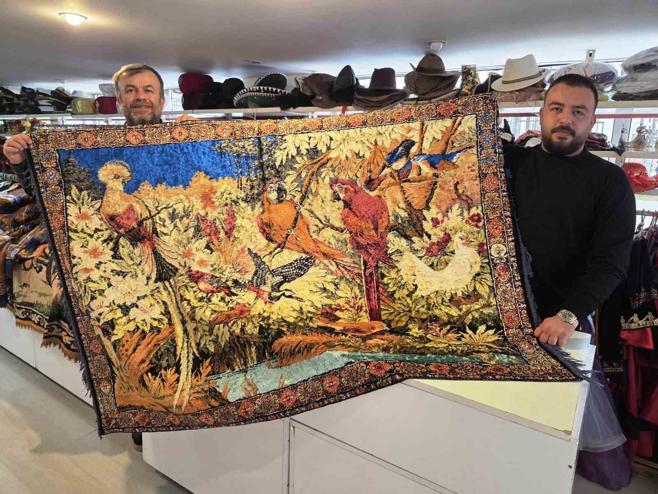 SAMSUN’DA GÖREV YAPAN ÖĞRETMEN  SEÇKİN ESEN, 25 FARKLI ÜLKEDEN TOPLADIĞI 150 NADİR DUVAR...