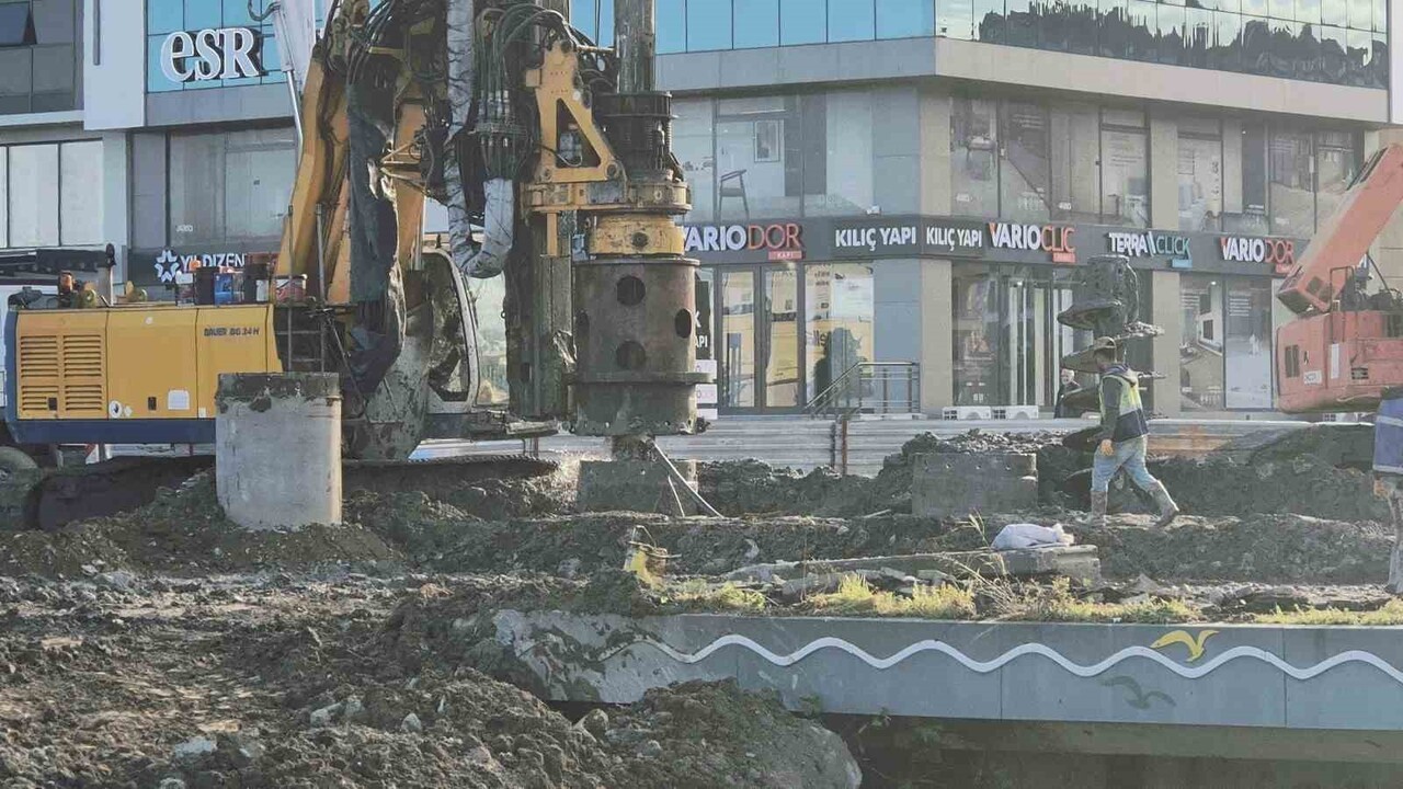 SAMSUN’DA MERT IRMAĞI ISLAHI PROJESİ KAPSAMINDA AYAKLARINDA KOROZYON TESPİT EDİLEN KÖPRÜNÜN...