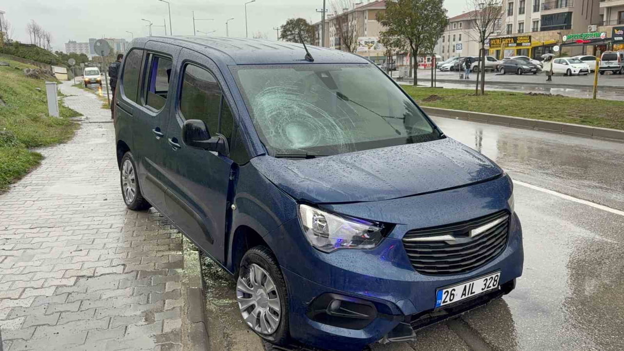 SAMSUN’DA MEYDANA GELEN TRAFİK KAZASINDA YOLUN KARŞISINA GEÇMEK İSTEYEN BİR KADIN YARALANDI.