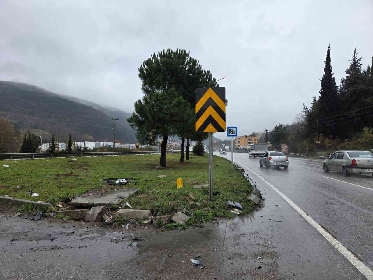 SAMSUN’DA OTOMOBİL İLE HAFİF TİCARİ ARACIN KARIŞTIĞI TRAFİK KAZASINDA 2 KİŞİ YARALANDI.