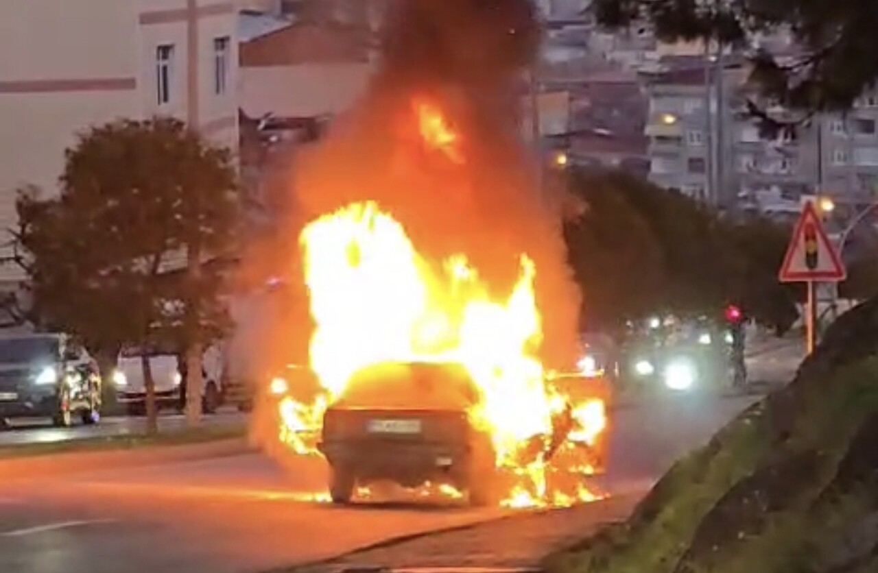 SAMSUN’DA SEYİR HALİNDEYKEN ÇIKAN YANGINDA BİR OTOMOBİL TAMAMEN YANARAK KULLANILAMAZ HALE...