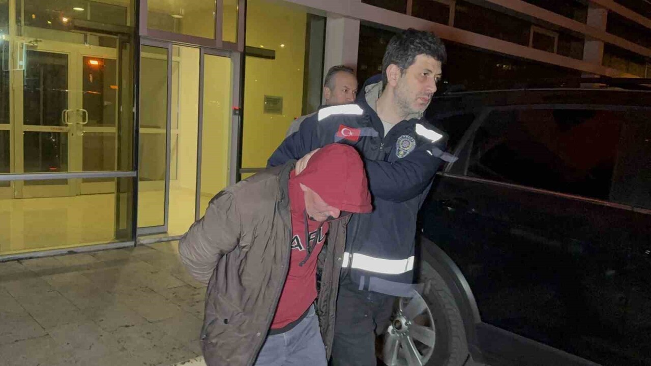 SAMSUN’DA TARTIŞTIĞI ÜVEY OĞLUNU BIÇAKLAYARAK ÖLDÜREN HÜSEYİN K.(55), ÇIKARILDIĞI MAHKEMECE...