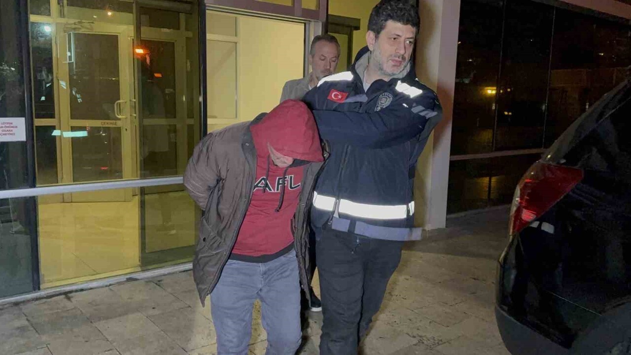 SAMSUN’DA TARTIŞTIĞI ÜVEY OĞLUNU BIÇAKLAYARAK ÖLDÜREN HÜSEYİN K.(55), ÇIKARILDIĞI MAHKEMECE...