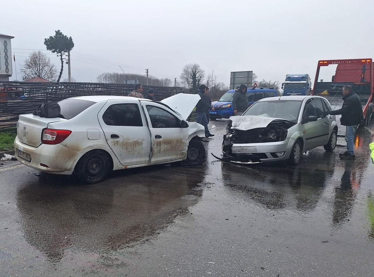 SAMSUN’DA ÜÇ ARACIN KARIŞTIĞI TRAFİK KAZASINDA 6 KİŞİ YARALANDI .