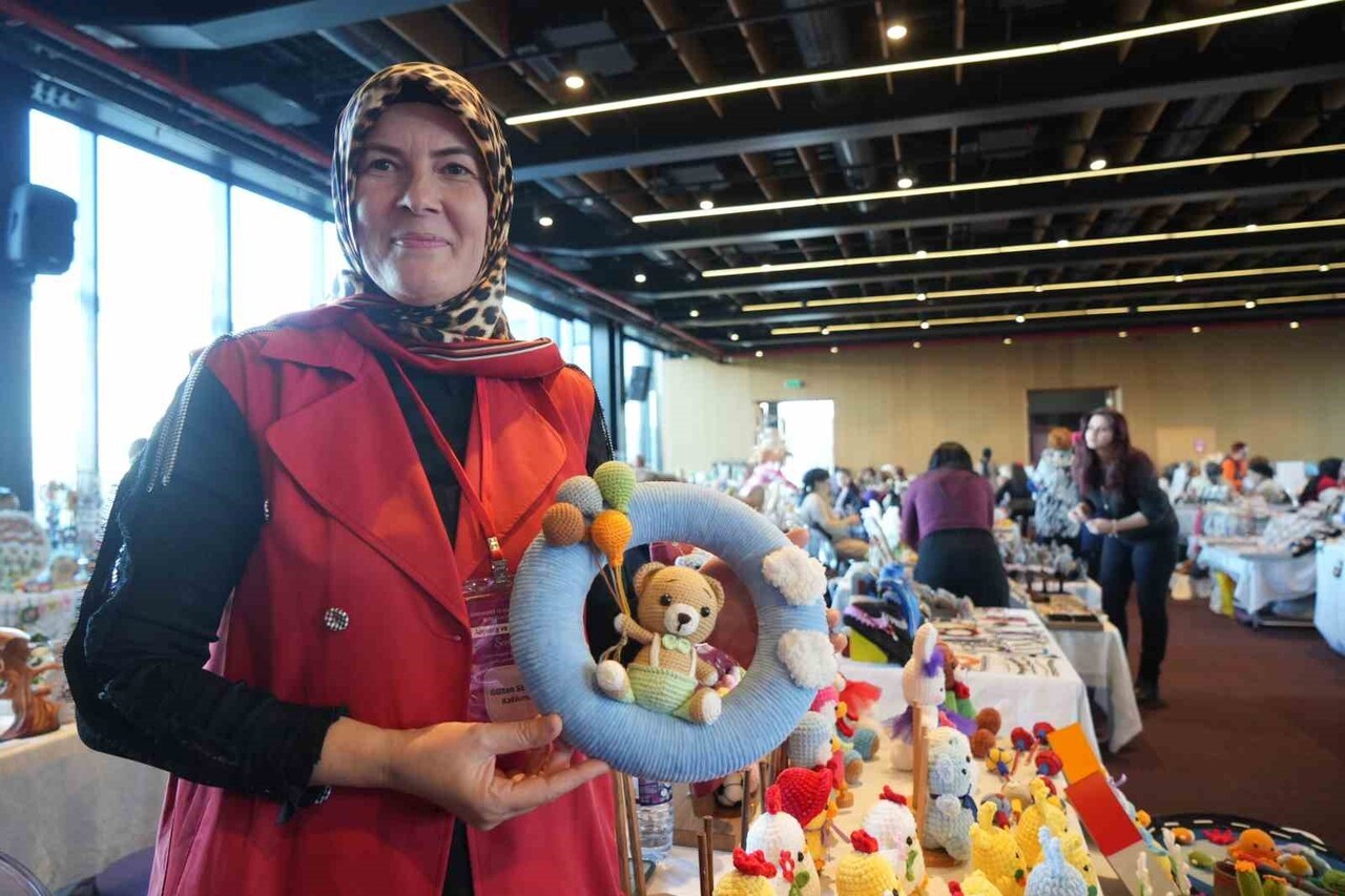 SAMSUN’DA YAŞAYAN 48 YAŞINDAKİ GÜLTEN SEZGİN, ALERJİSİ NEDENİYLE OYUNCAKLARA DOKUNAMAYAN YEĞENİ...