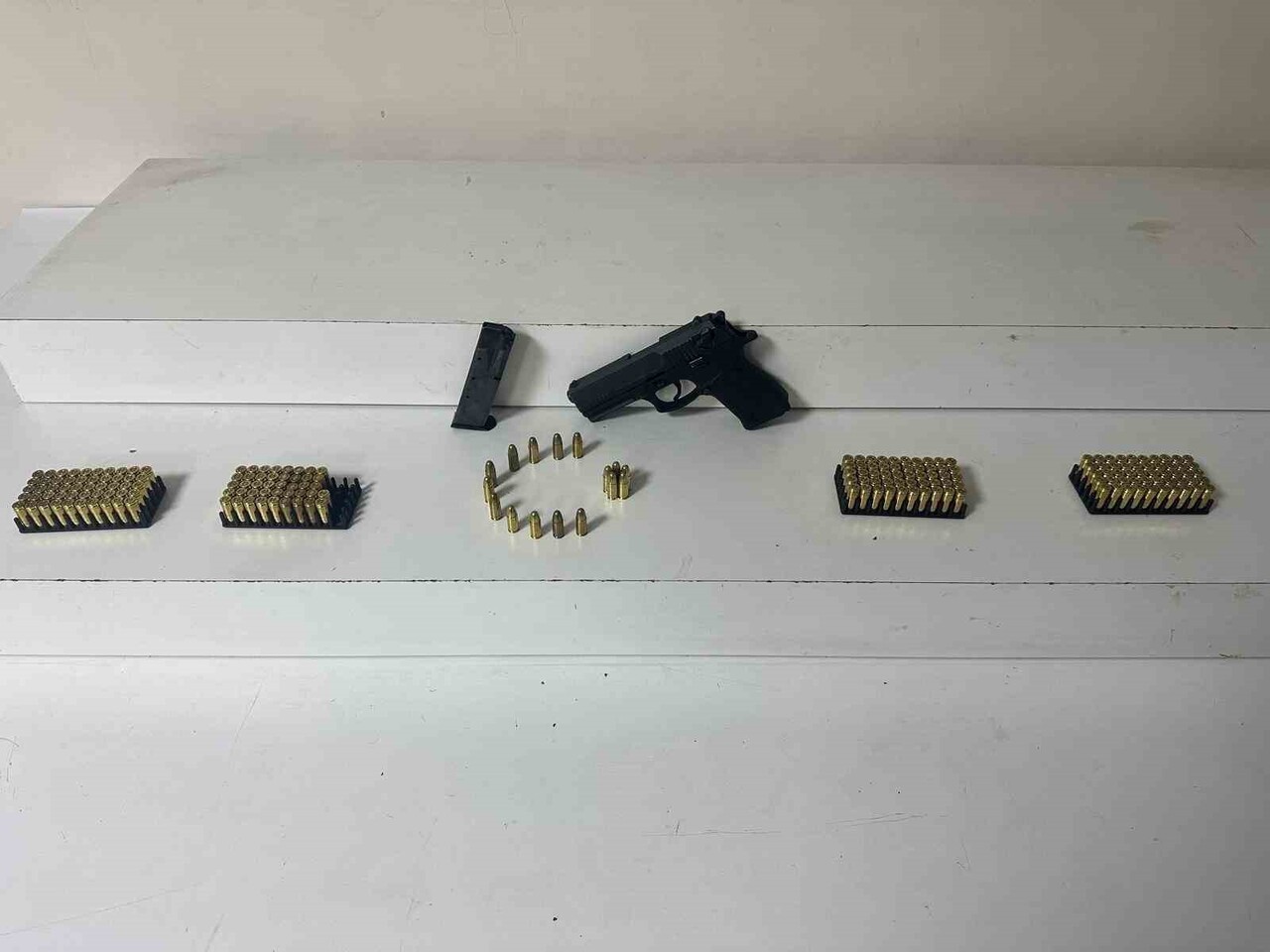 SAMSUN MERKEZLİ DÜZENLENEN DOLANDIRICIK OPERASYONUNDA GÖZALTINA ALINAN ŞAHISLARLA BİRLİKTE SİLAH...