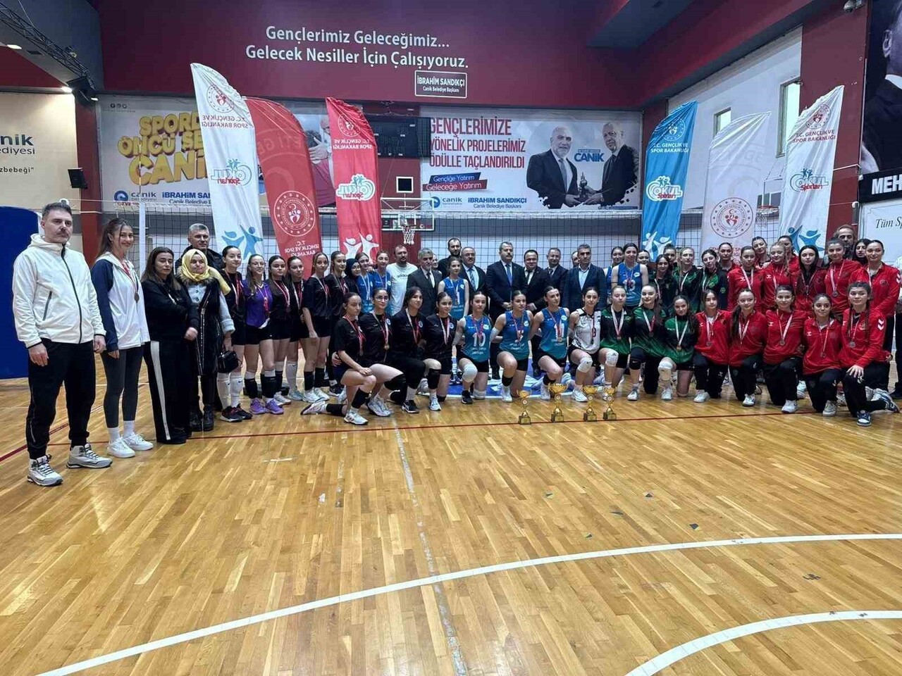 SAMSUN OKUL SPORLARI GENÇ KIZLAR (A) VOLEYBOL İL BİRİNCİLİĞİ MÜSABAKALARINDA MÜCADELE EDEN KÖPRÜLÜ...
