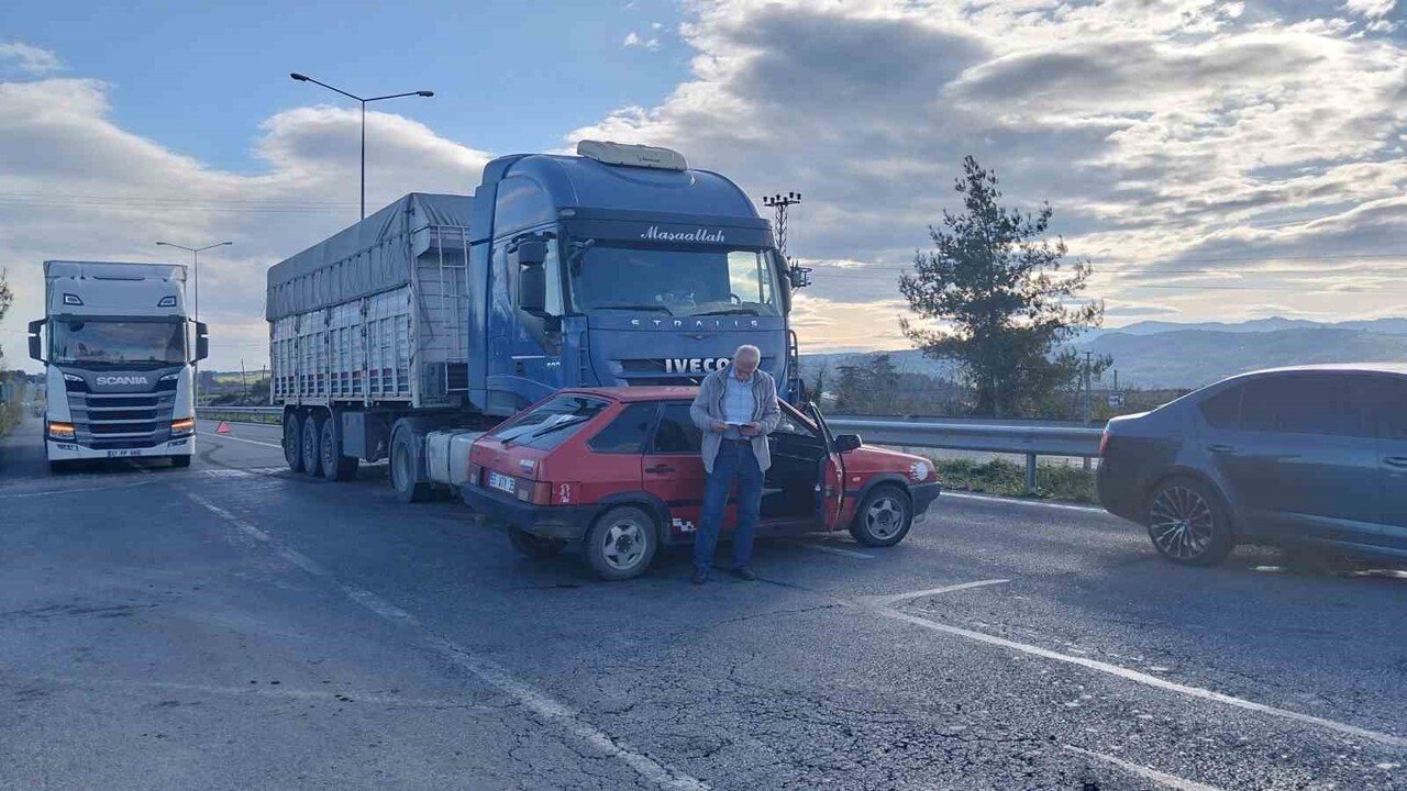 SAMSUN-SİNOP KARAYOLUNDA MEYDANA GELEN KAZADA BİR OTOMOBİL TIR TARAFINDAN YAKLAŞIK 20 METRE...