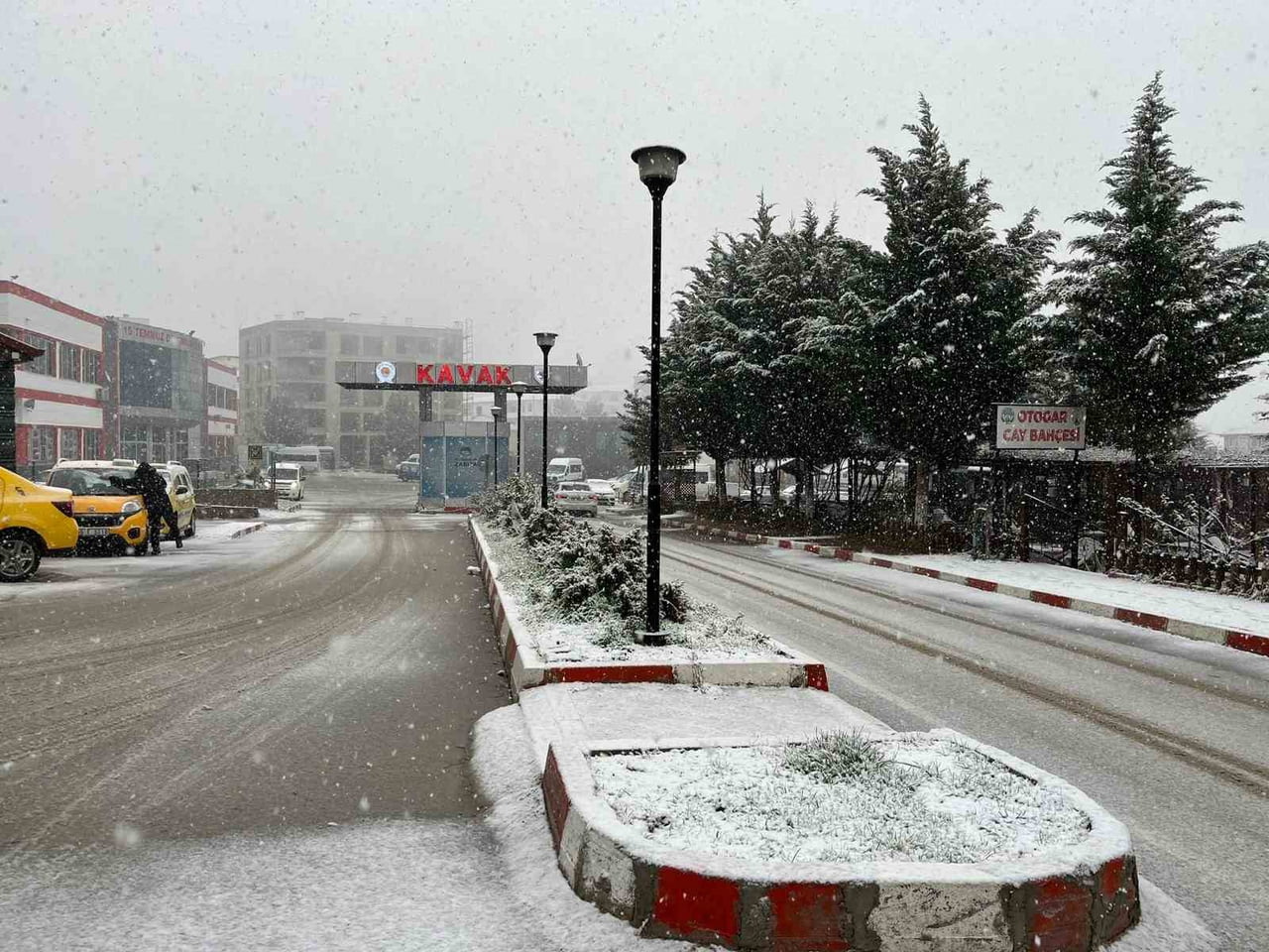 SAMSUN’UN KAVAK İLÇESİNDE GECE SAATLERİNDE BAŞLAYAN KAR YAĞIŞIYLA BİRLİKTE İLÇE BEYAZ ÖRTÜYLE...