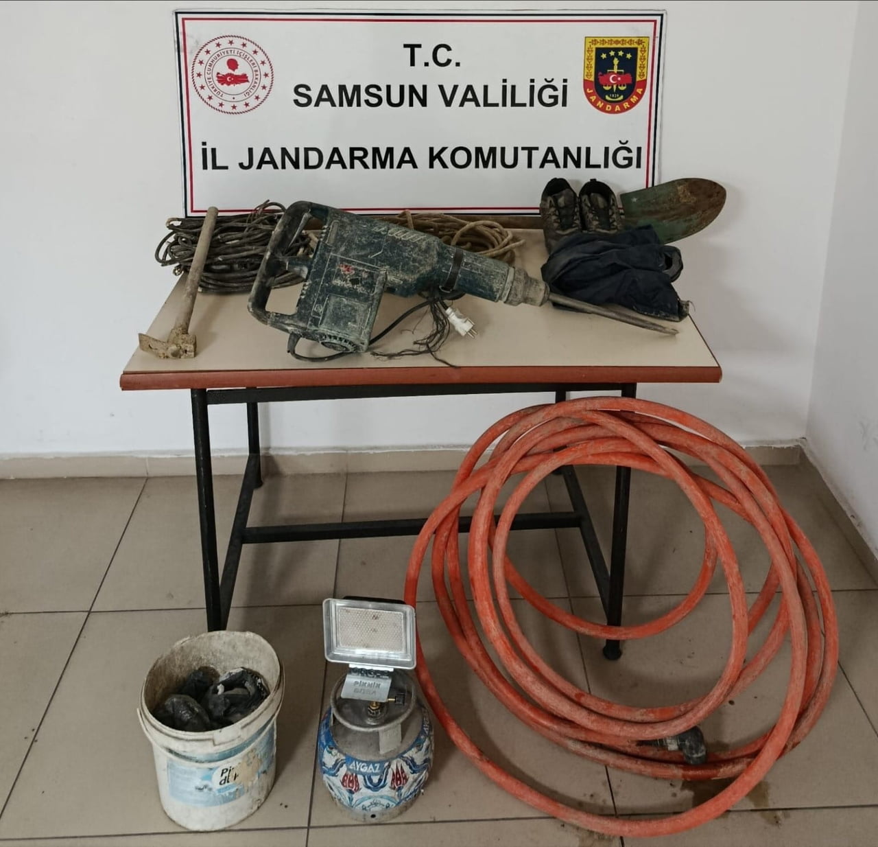 SAMSUN’UN KAVAK İLÇESİNDE İZİNSİZ KAZI YAPTIKLARI TESPİT EDİLEN 3 KİŞİ, JANDARMA EKİPLERİNCE...