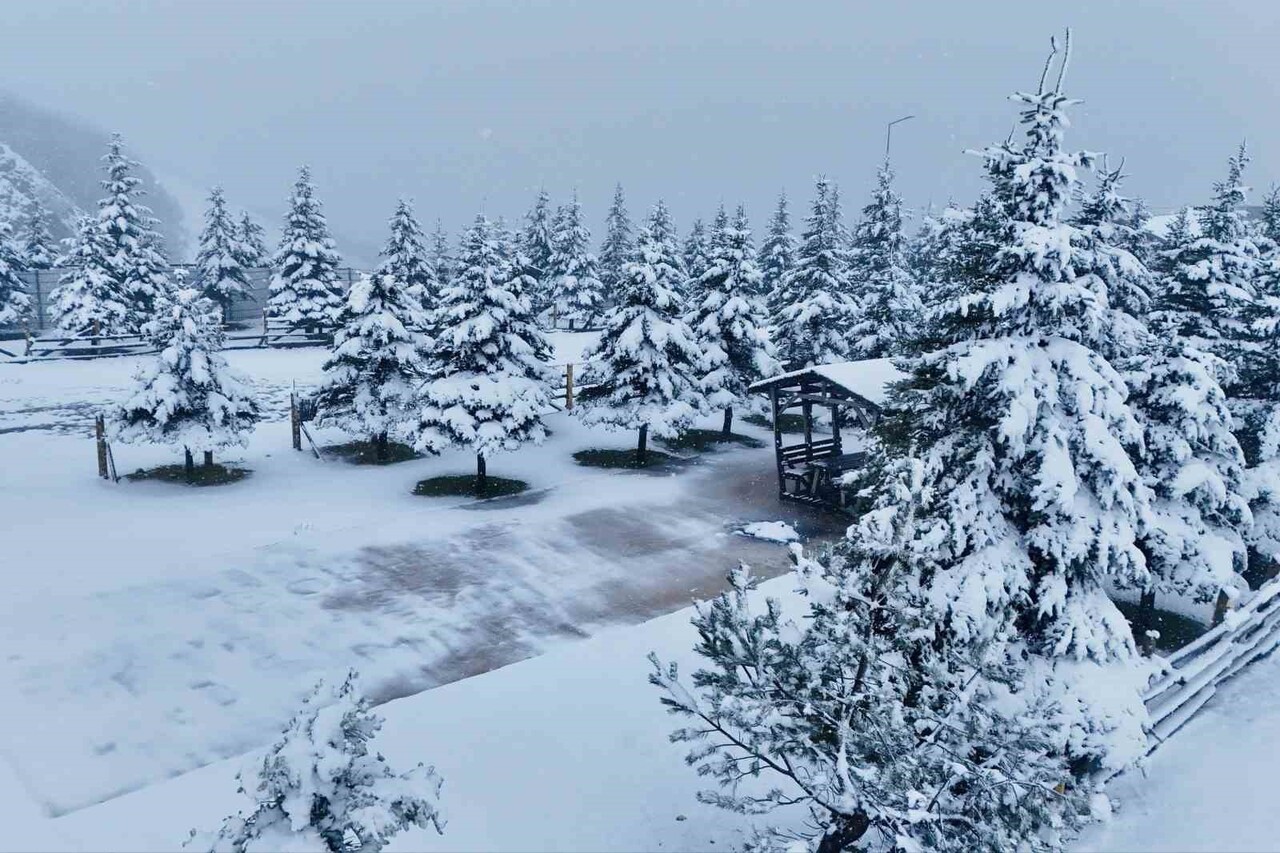 SAMSUN’UN LADİK İLÇESİNDE BULUNAN AKDAĞ, KAR YAĞIŞIYLA TAMAMEN BEYAZA BÜRÜN