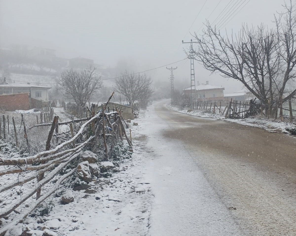 SAMSUN’UN VEZİRKÖPRÜ İLÇESİNDE YILIN İLK KAR YAĞIŞI, YÜKSEK KESİMLERDE ETKİSİNİ GÖSTERMEYE...