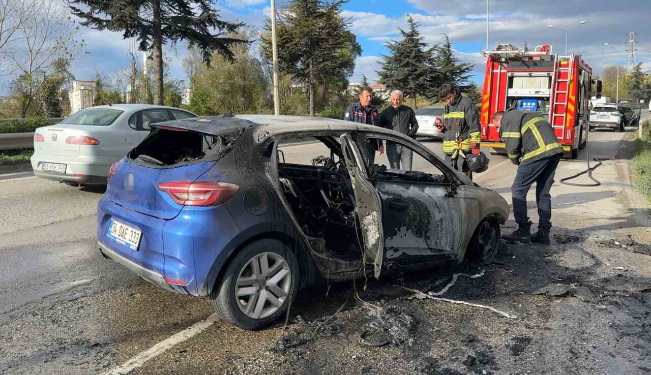 SAMSUNSPORLU FUTBOLCU ANTHONY MUSABA'NIN KULLANDIĞI KİRALIK OTOMOBİL MOTOR KISMINDAN ALEV ALARAK...