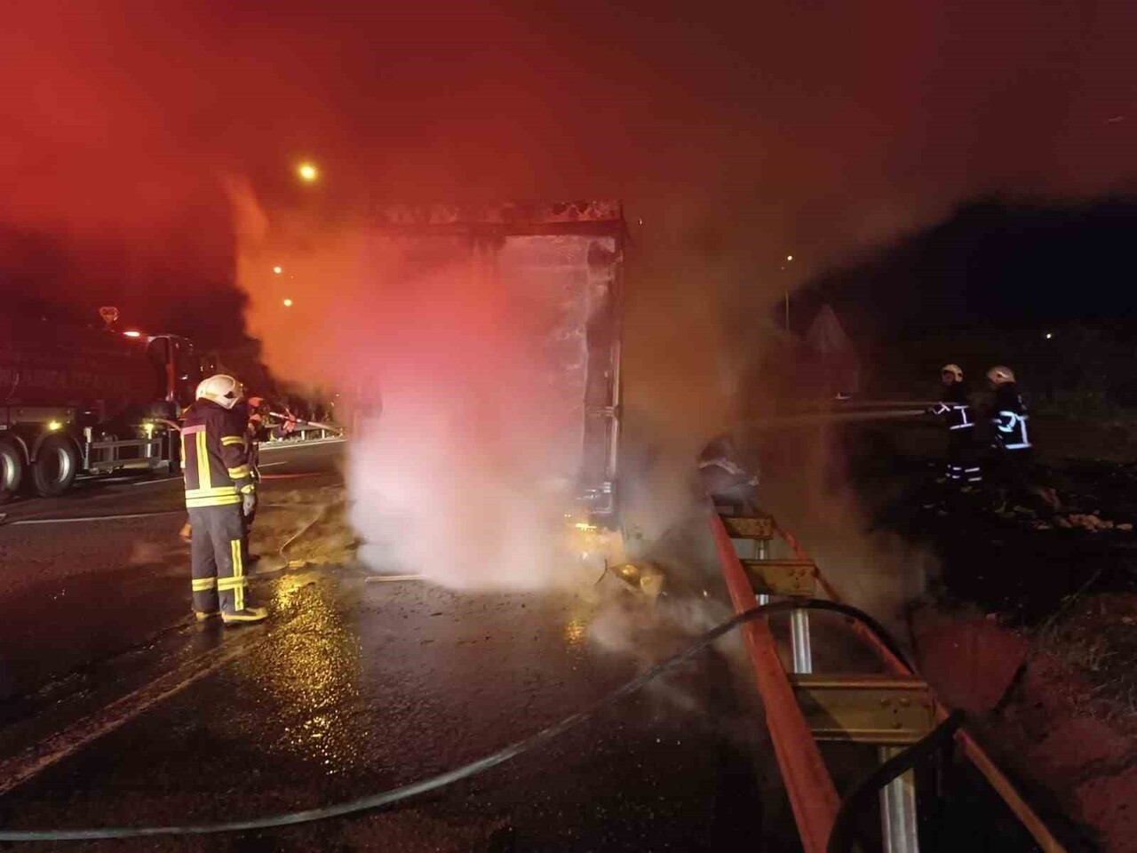 ŞANLIURFA'DA BEYAZ EŞYA YÜKLÜ TIR ALEV ALEV YANDI