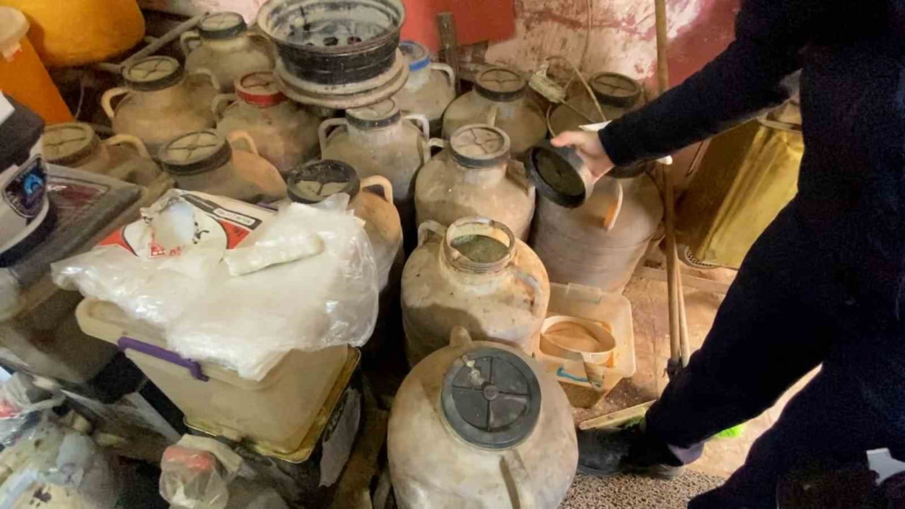 ŞANLIURFA'DA BİR BAKKALDA YAPILAN DENETİMLERDE ÇOK SAYIDA BOZULMUŞ VE TARİHİ GEÇMİŞ ÜRÜNE EL...