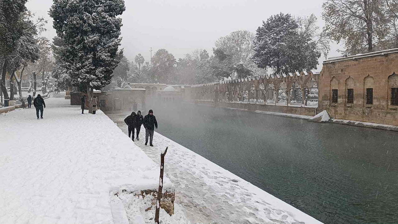 ŞANLIURFA'DA ETKİLİ OLAN KAR YAĞIŞI, TARİHİ BALIKGÖL YERLEŞKESİ VE ŞANLIURFA KALESİ'NDE GÜZEL...
