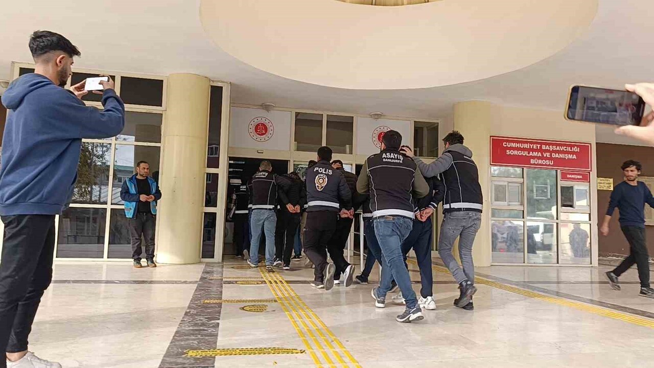 ŞANLIURFA'DA İKİ İŞYERİNE YÖNELİK DÜZENLENEN SİLAHLI SALDIRI SONUCU GÖZALTINA ALINAN 4 ŞÜPHELİ...