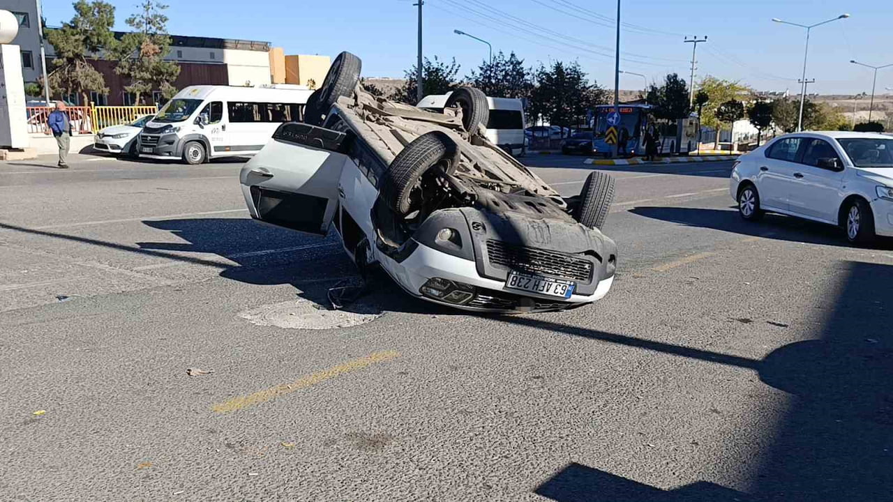 ŞANLIURFA'DA İKİ OTOMOBİLİN ÇARPIŞMASI SONUCU 4 KİŞİ YARALANDI.